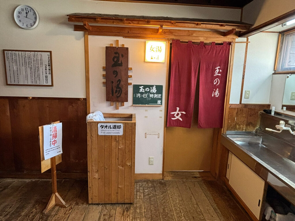 Entrance to the women’s bath on the second floor of Sukayu Onsen, with a sign showing the hot spring temperature.